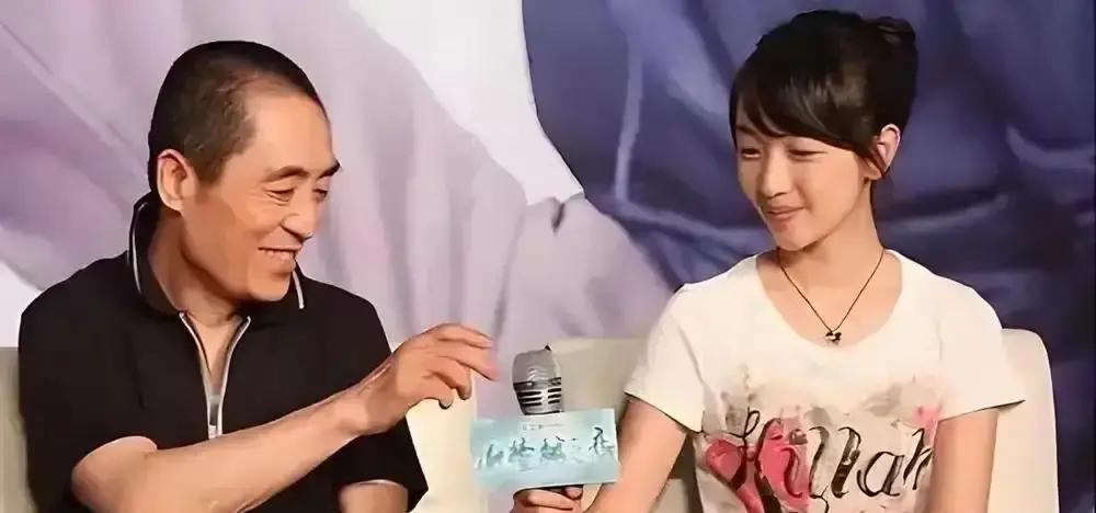 零下20℃拍戏，他让演员先跑十圈
 
张艺谋把镜头对准雷佳音时，现场灯全灭。只剩