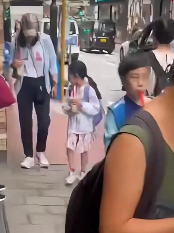郭晶晶带俩娃逛街！人手一杯奶茶，没保镖跟