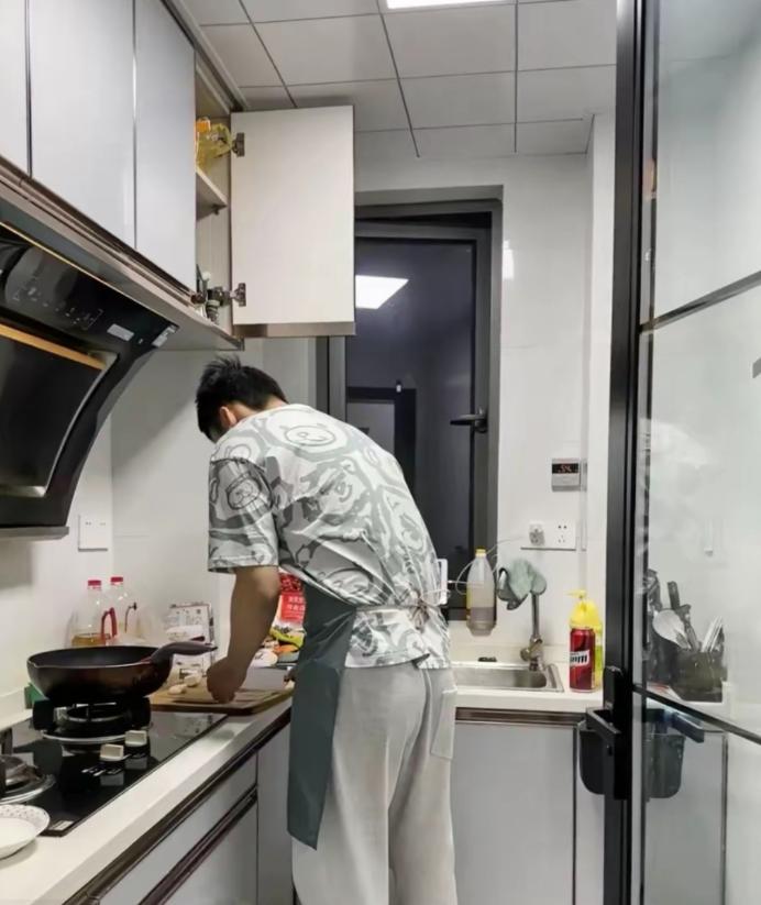 “人狂必有祸！”江苏，女子发视频炫耀，老公晚上9下班还要给她做饭，而她什么事都不