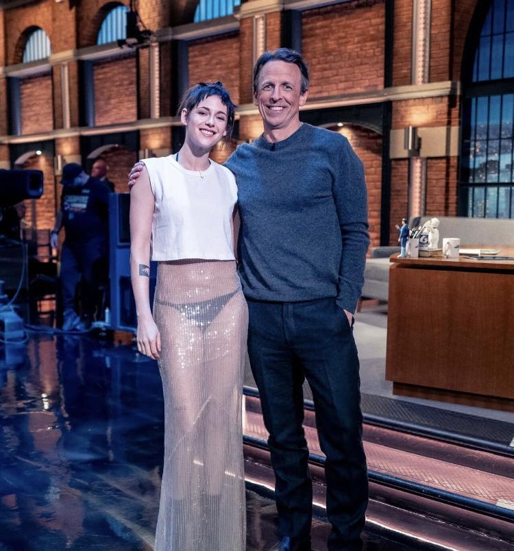 她不是穿得少，她是在拆墙。
凌晨3度的纽约，摄影棚空调开到最低。
克里斯汀·斯图