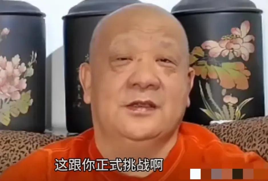 郭德纲曾经的师父杨志刚的儿子，背靠三个大宝瓶，对郭德纲发起了不停的挑战和攻击。