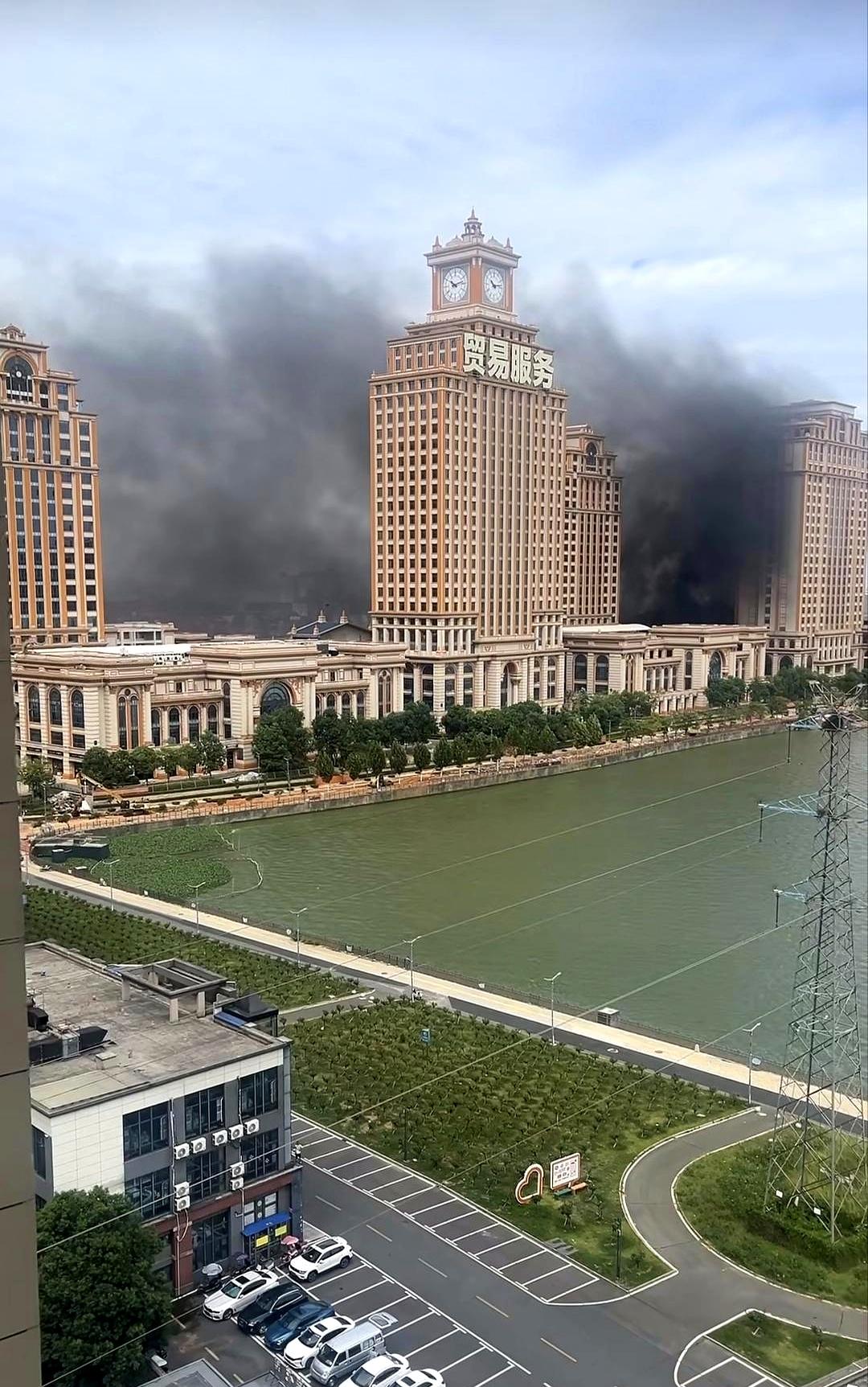 一座城的门面，被一柱黑烟按在天空里。
阳逻这边最能拿得出手的地标，目测在米洛斯酒