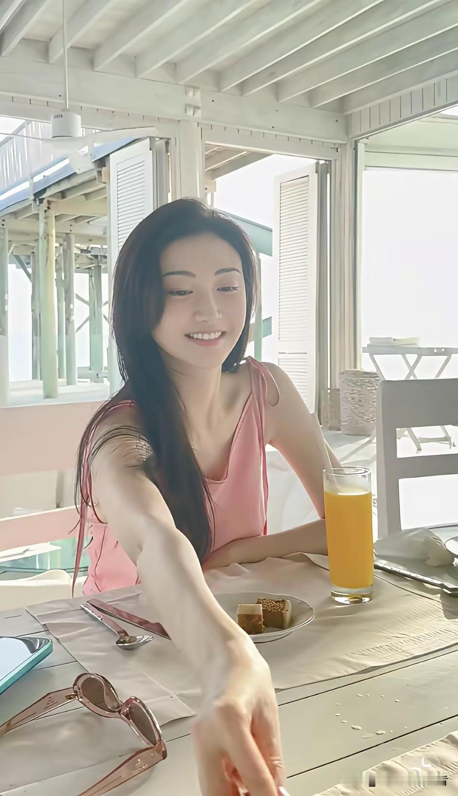 重要的不是吃什么，是和谁一起吃，景甜那时候肯定也开心过，可惜还是闹得不愉快。
说