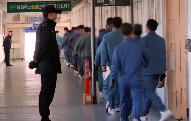 最近韩国的监狱危机火出圈了。
 
根据韩国爆料，全国54所监狱和拘留所，设计容量