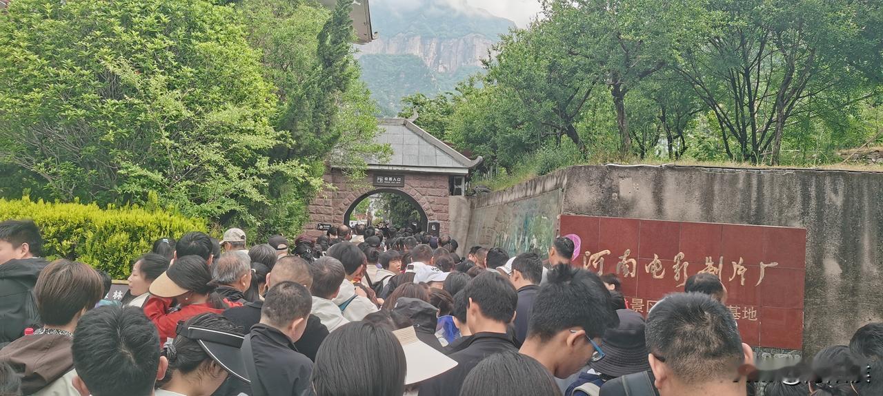 五一假期第二天最堵的景区出现了，南太行天界山！
不是景区有多美，而是人为制造排队