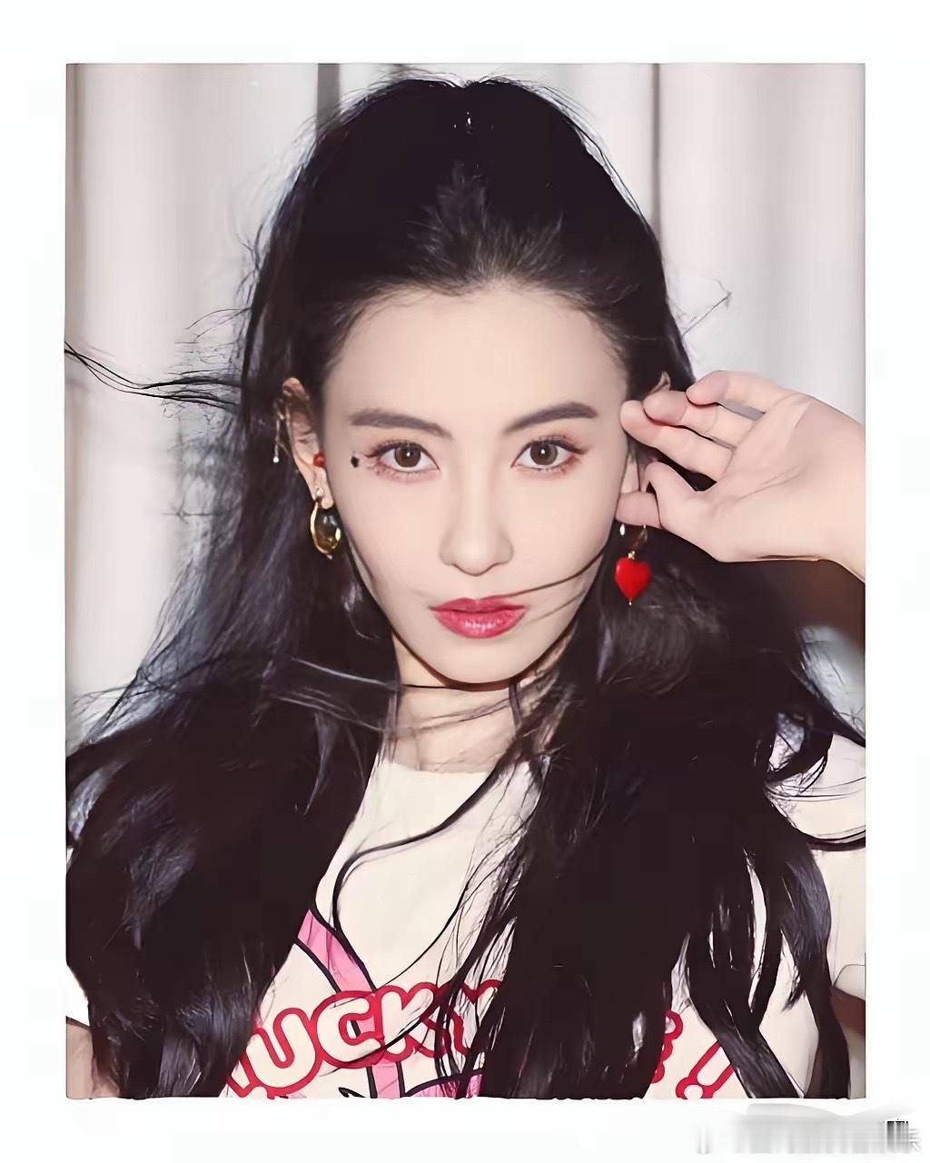 内娱这回真算是碰上个“狠角色”了，说的正是张柏芝！更有意思的是，人家不光戏演得好