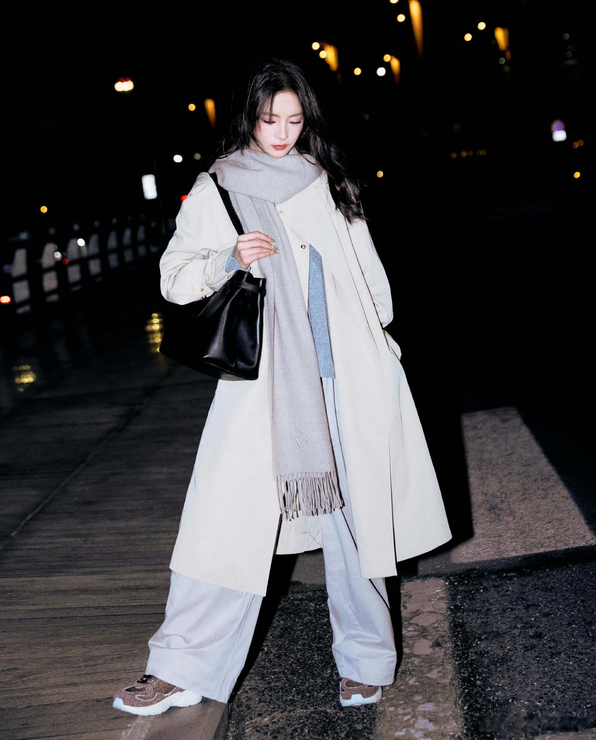 张雅钦姐姐猎杀我吧哦莫哦莫！张雅钦这组图完全女神来的啊，自带故事感的完姐姐！大衣