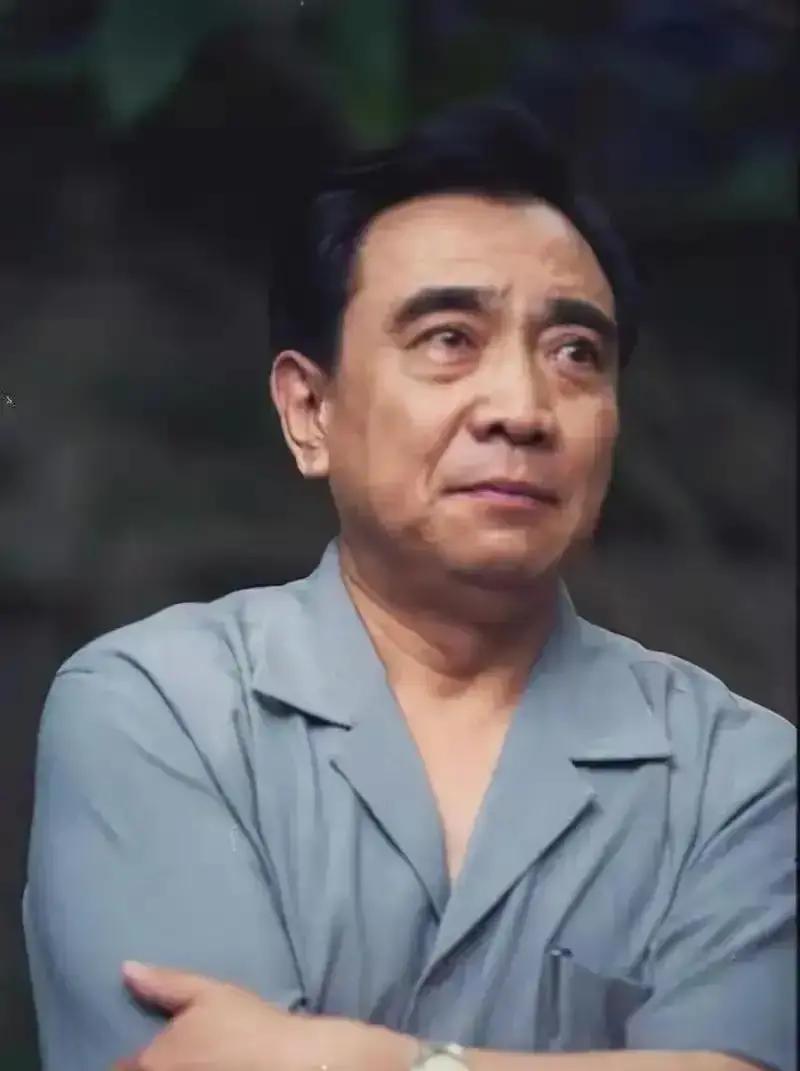 鲍国安说，演了一辈子戏，唯有这个陆树铭，我在现场给他提过建议。我觉得他这个形象太