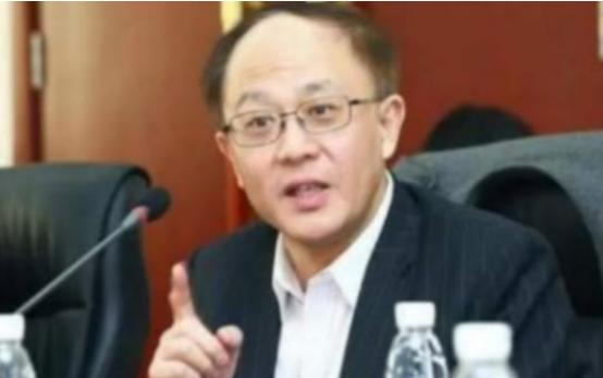 中美“差距”究竟在哪？邱震海语出惊人：“中国辛辛苦苦在14亿人中培养人才，老美是