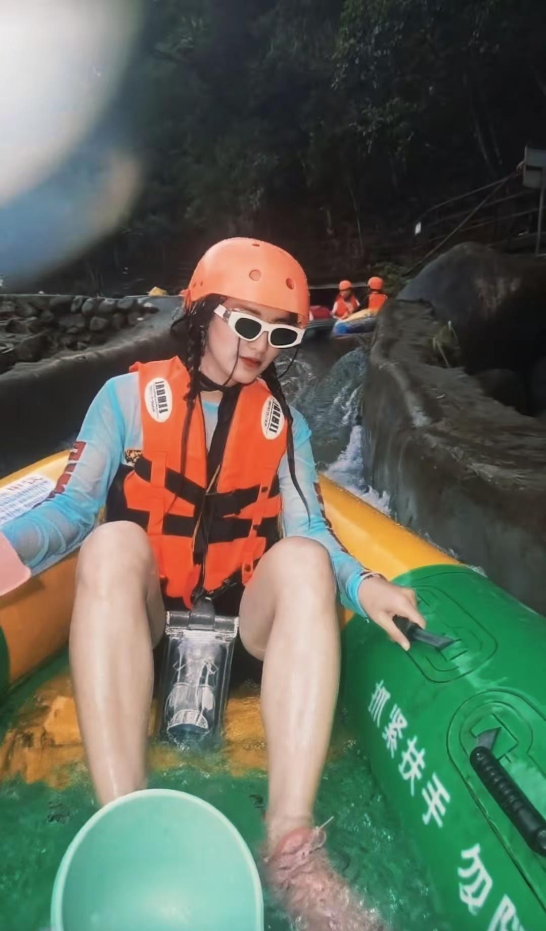 这个夏日 来一场漂流记夏天的第一场漂流 夏天就要去体验激情漂流溯溪玩水 漂流王中