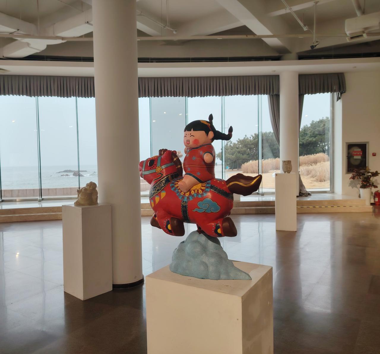 青岛市雕塑馆新展-2026年“在水之湄·女艺术家邀请展”布展进行中，即将于3月7