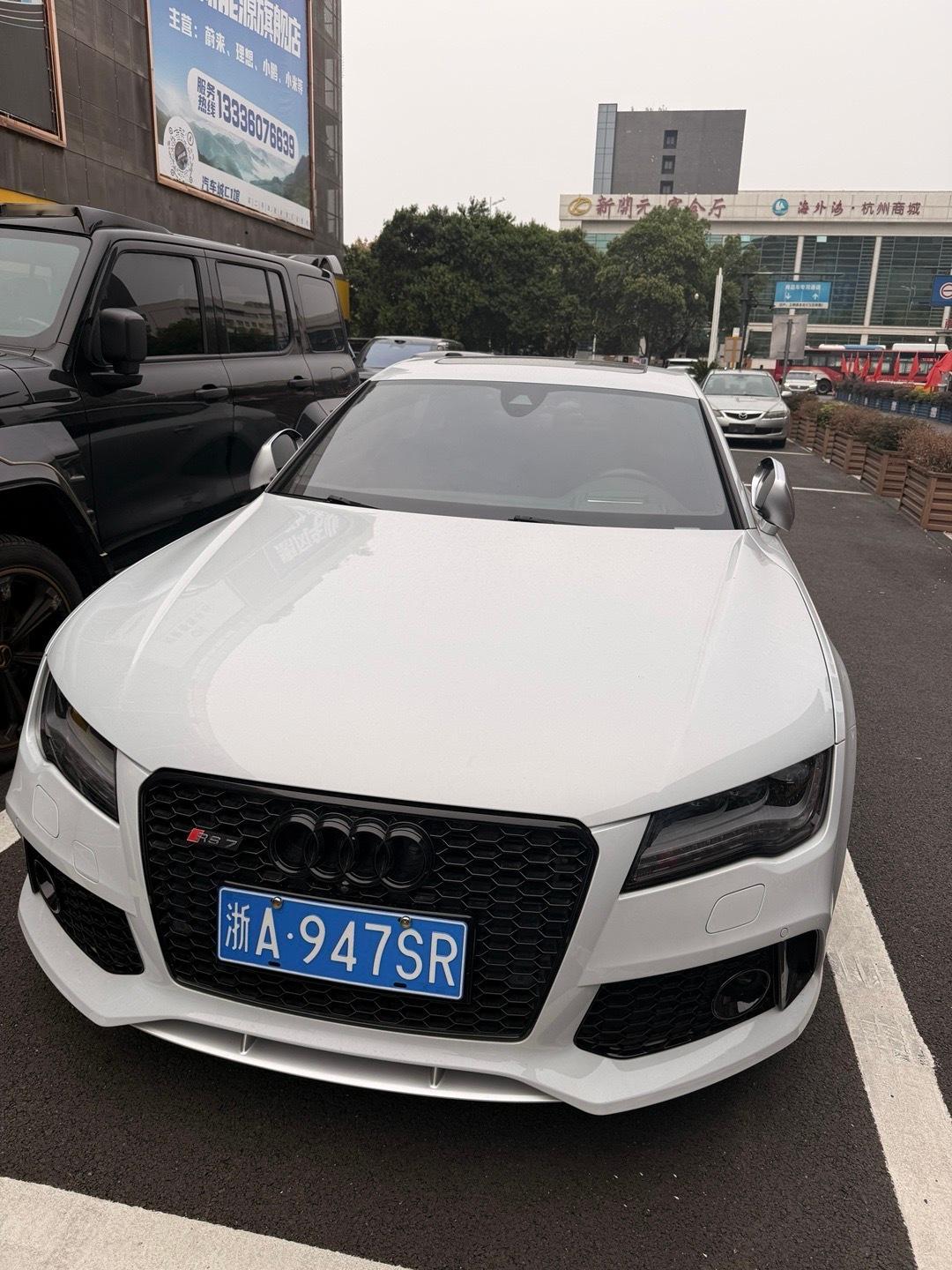 放假逛逛汽车城 现在初代rs7只要20多了还是波子有味道  年纪到了开始看老东西