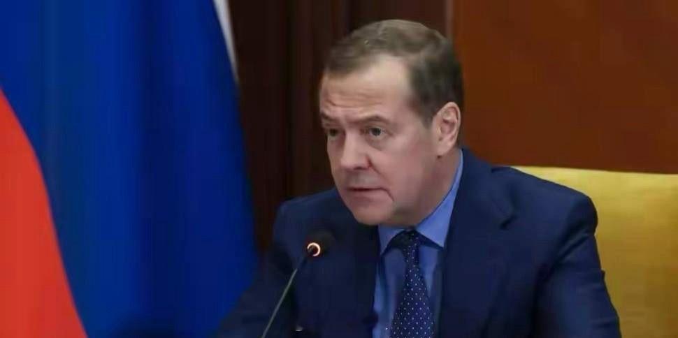 老马被抓走后，梅德韦杰夫感慨称：还是拥有核武器好！并调侃道：“山姆大叔”是时候对