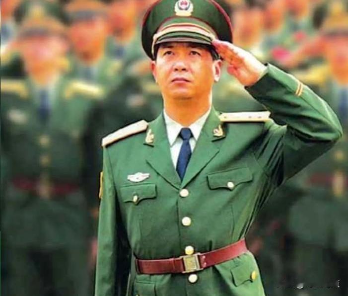 1984年，19岁的丁晓兵在老山前线执行捕俘任务时，为保护战友，用右手抓起即将爆