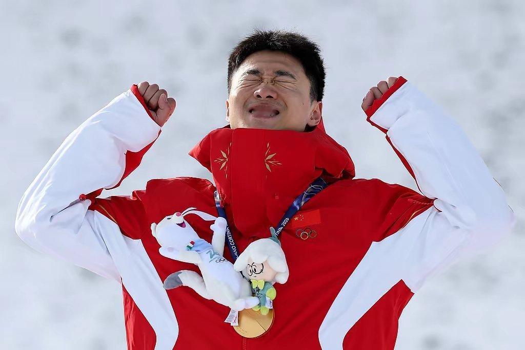 王心迪、徐梦桃成为中国体育史上第六对奥运金牌夫妇体育明星徐梦桃第一个女子空中技巧