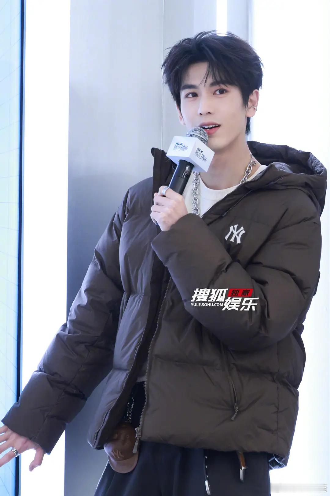 看到张凌赫的生图只能说出此男权威二字.... 