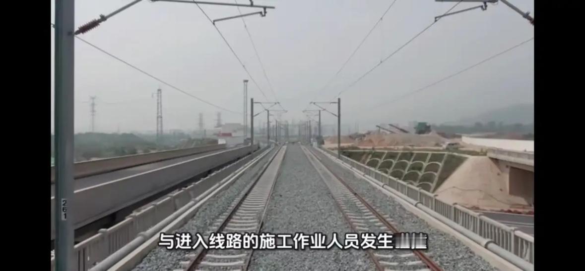 昆明站11死事故！
这事儿整得挺闹心，列车正常过站却撞上施工人员整出11死2伤。