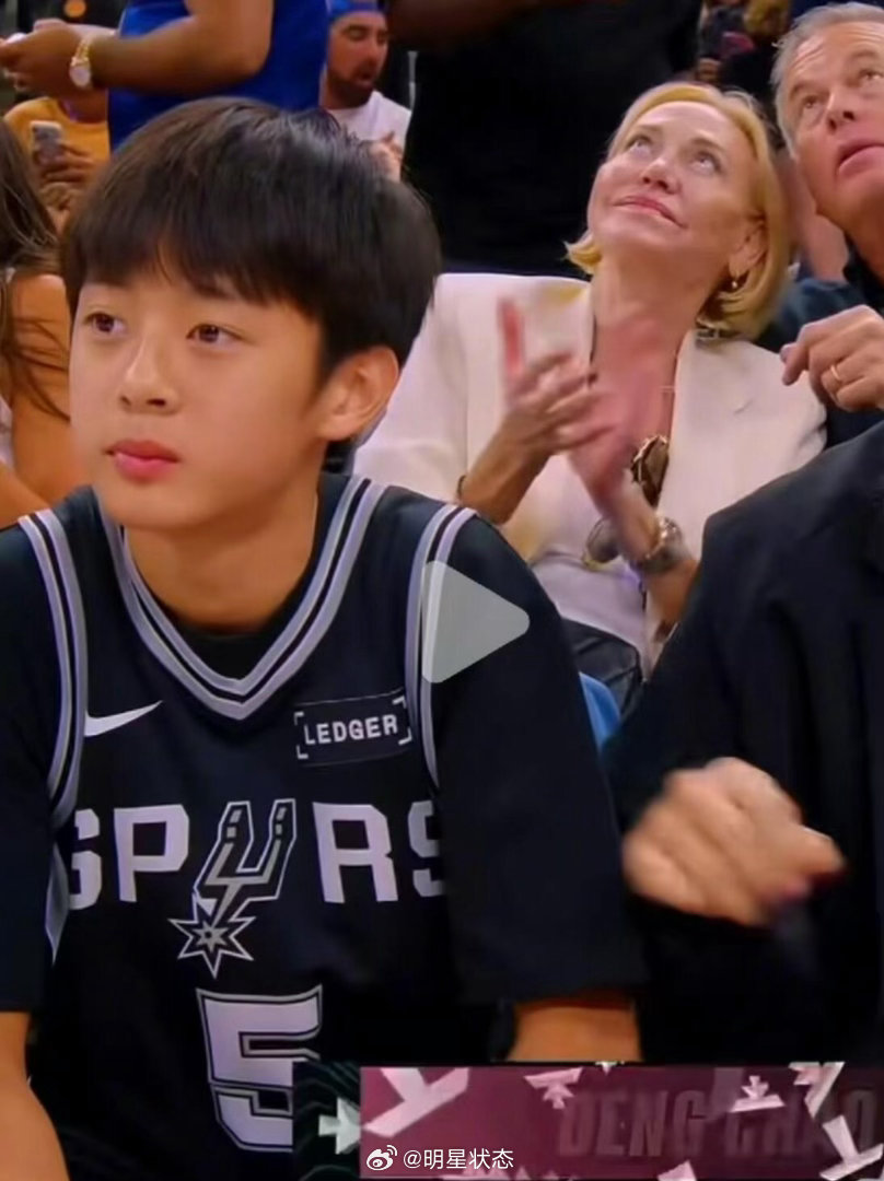 孙俪和邓超的儿子等等太帅了，而且明显比超哥稳重，真怕他老爹在NBA赛场兴奋的跳起
