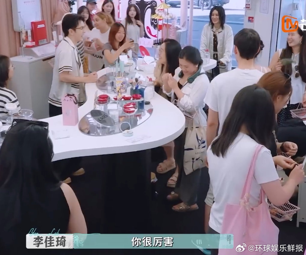 谁懂李佳琦来了的安心感谁说支援要慢慢来？李佳琦进店就开干，这波“行动派”作风，我