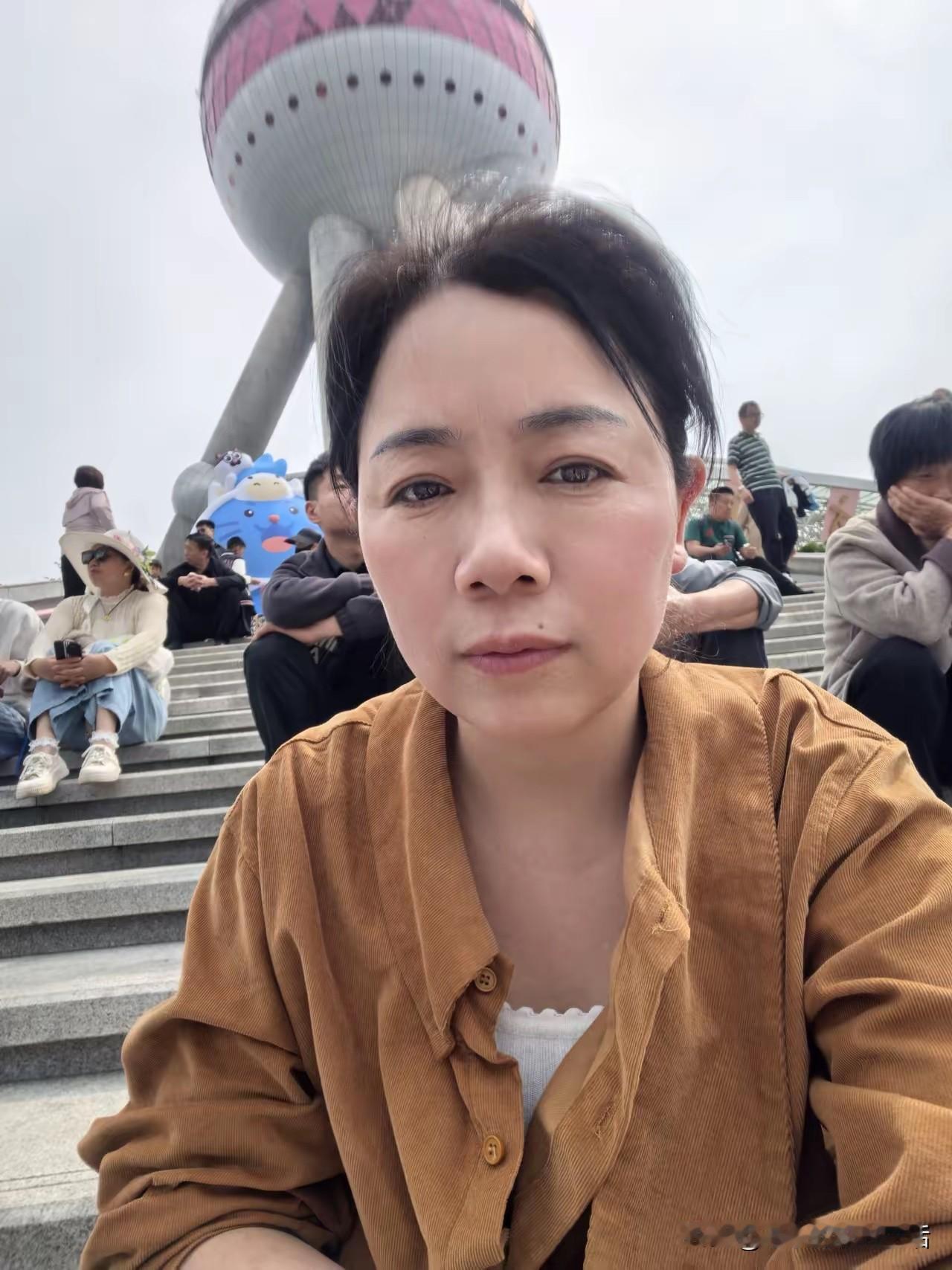 问女人一个问题
假如有一个男人非常的爱你
满眼都是你
他敢为你上刀山下火海
他敢