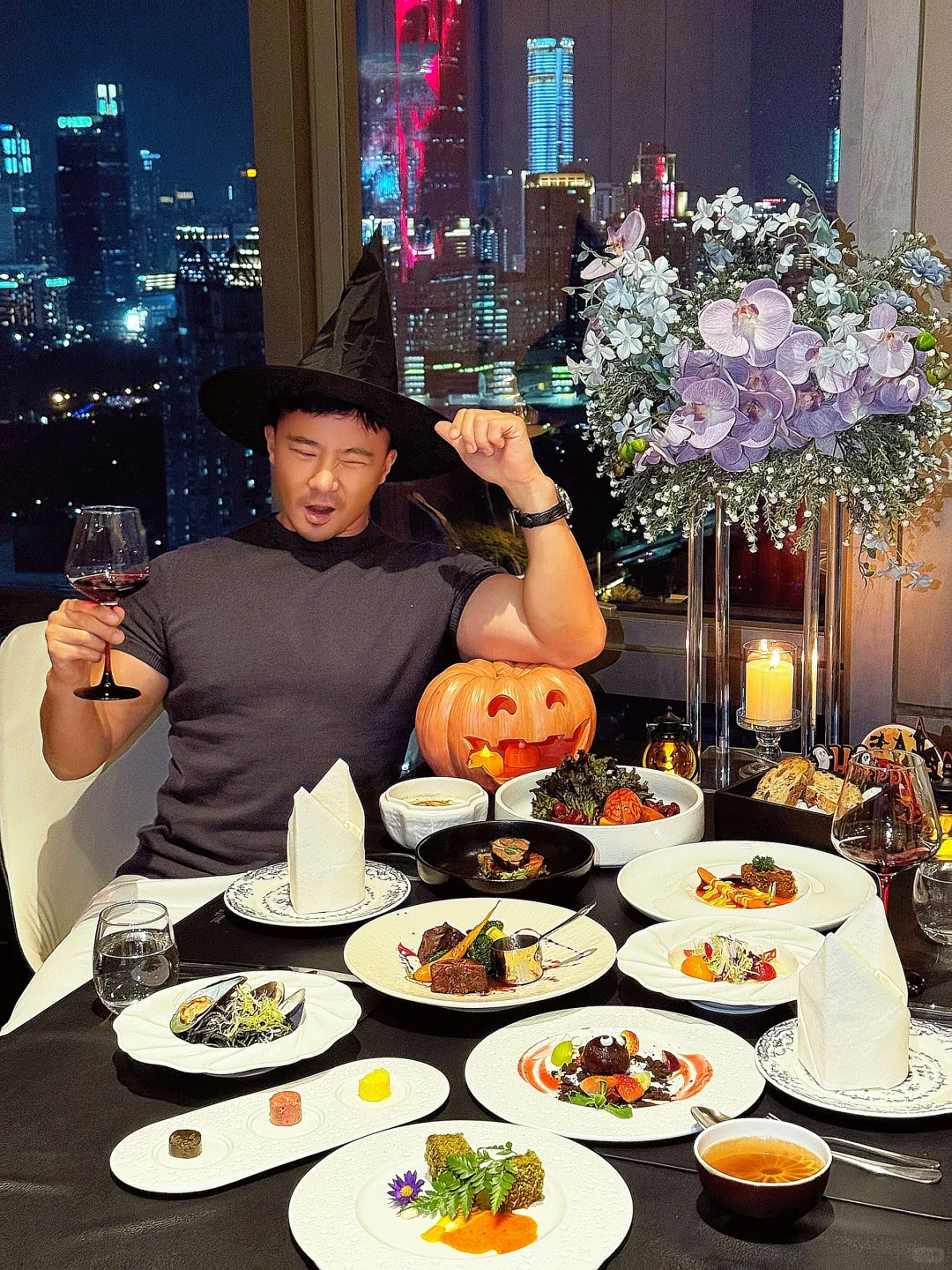 肌肉男给你们安排好万圣节约会餐厅了🎃