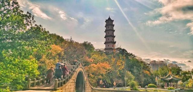 上联：大罗山，山势巍峨，翠影千重凝瑞气
下联：江心屿，屿姿灵秀，波光万顷映晴云