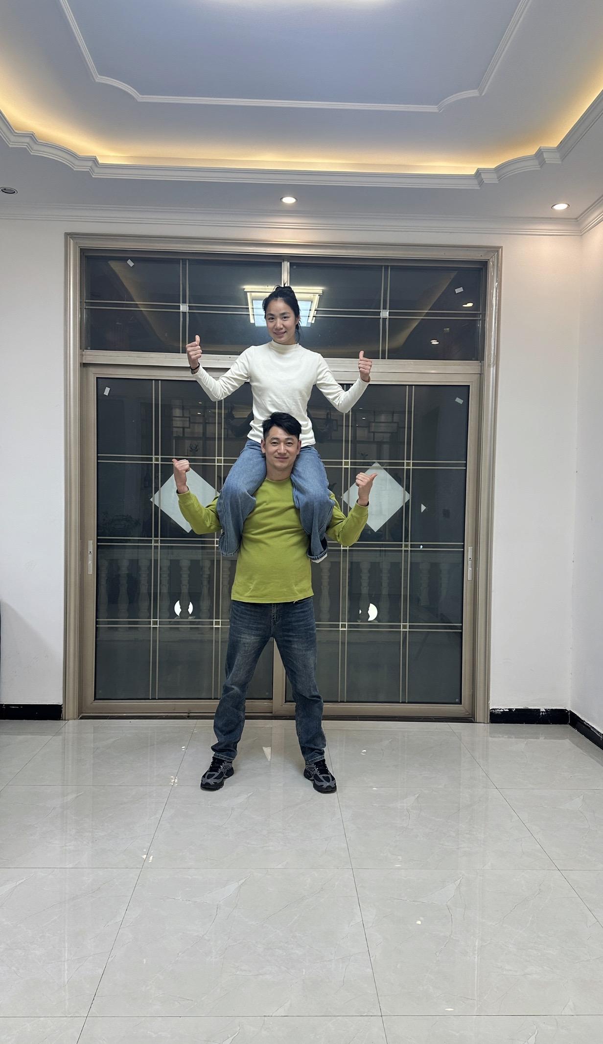 哥哥的托举，妹妹的底气，手足情深，无须多言…