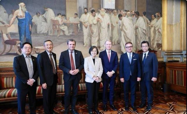 中国台湾省此人退休后近况照片：来到意大利，与欧洲人美国人见面谈话。
这句话表面像