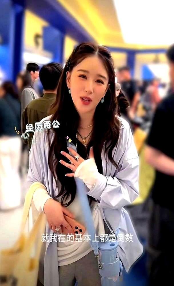 你以为她真在划水？她只是换了条赛道。

《乘风2026》里，50岁的李小冉唱《心