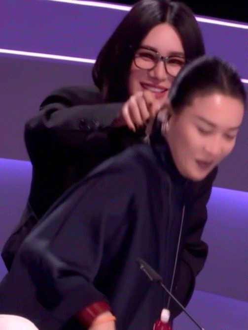 尚雯婕抓住那英小辫子有多开心那英感谢尚雯婕选到这么多好苗子，尚雯婕直接上手薅住那