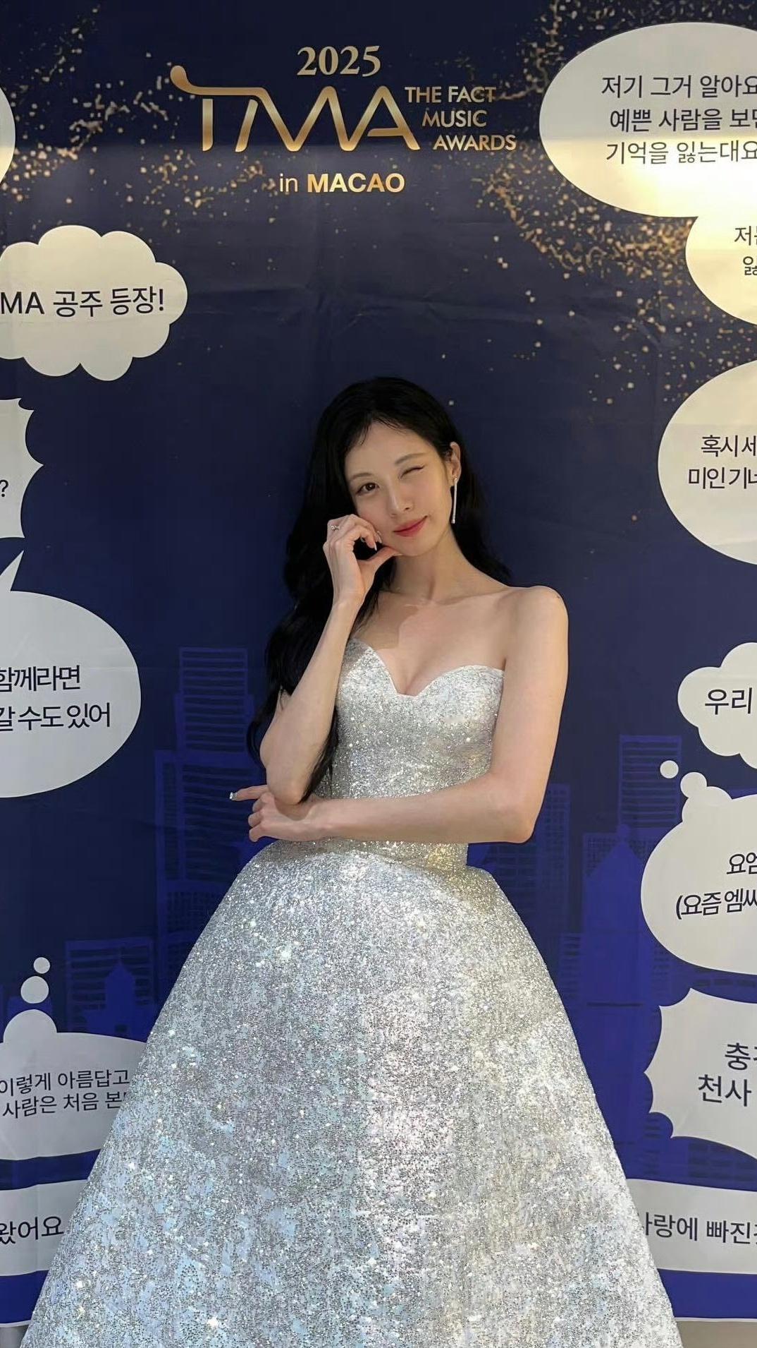 徐贤金色抹胸礼服，2025TMA主持造型，好优雅的欧尼。徐贤