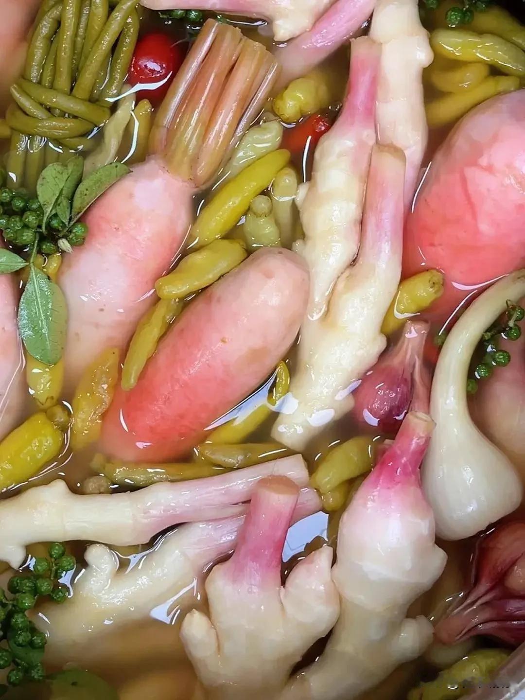 作为一个四川人，我比较喜欢吃泡菜，泡菜基本上可以说是百搭，以前家家户户都有泡菜坛