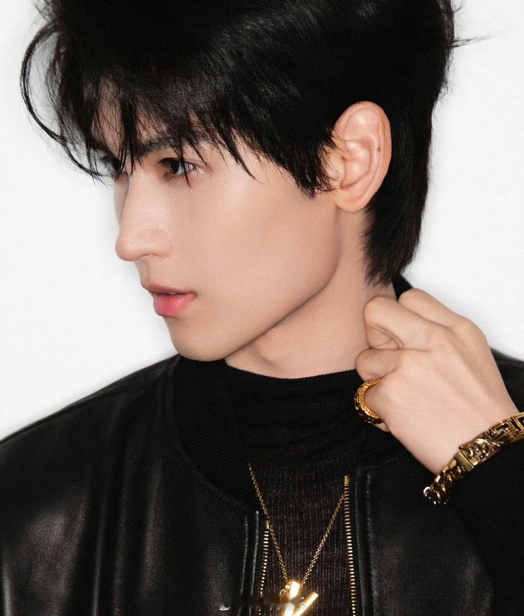 啊啊啊黄俊捷还是太权威啦！！！！黑色皮衣写真大片帅晕了