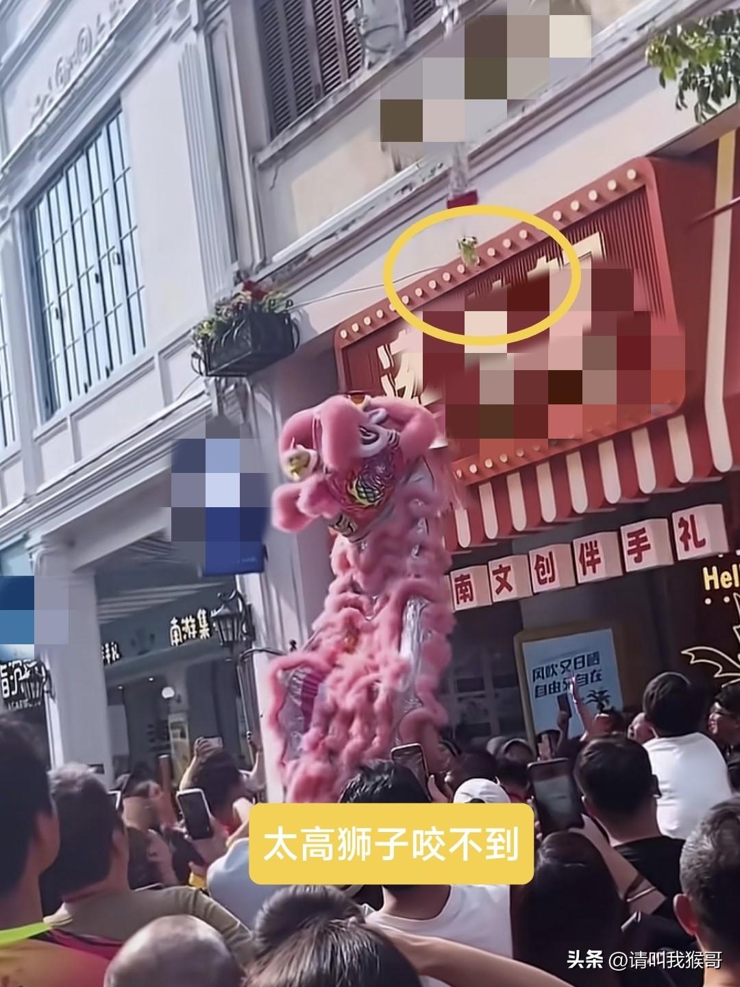 海南海口某店子开业，请来醒狮为其助兴，可到了“采青”环节，店老板把绑住红包的绳子