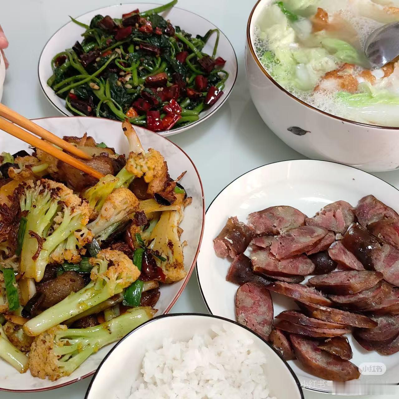 每天点外卖和做饭到底哪个更省钱 做饭省钱的前提是减少食材浪费，买一堆菜放坏，反而