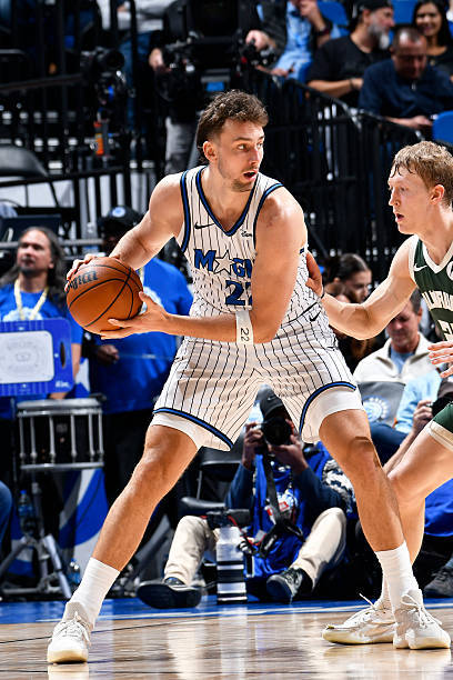 魔术更新伤病报告：小温德尔·卡特（左肋轻微挫伤）出战成疑。安东尼·布莱克（左侧腹