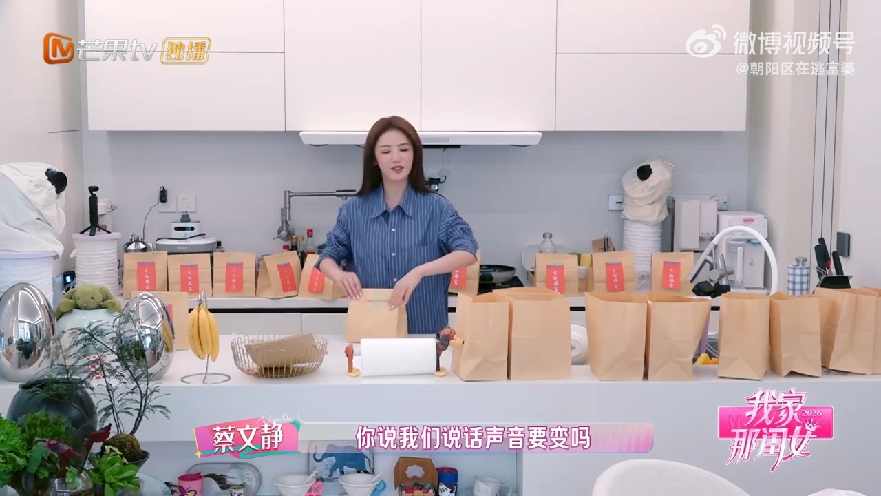路人靠笑声认出蔡文静我家那闺女谁懂这种笑声比脸还有辨识度的含金量啊！路人靠笑声一