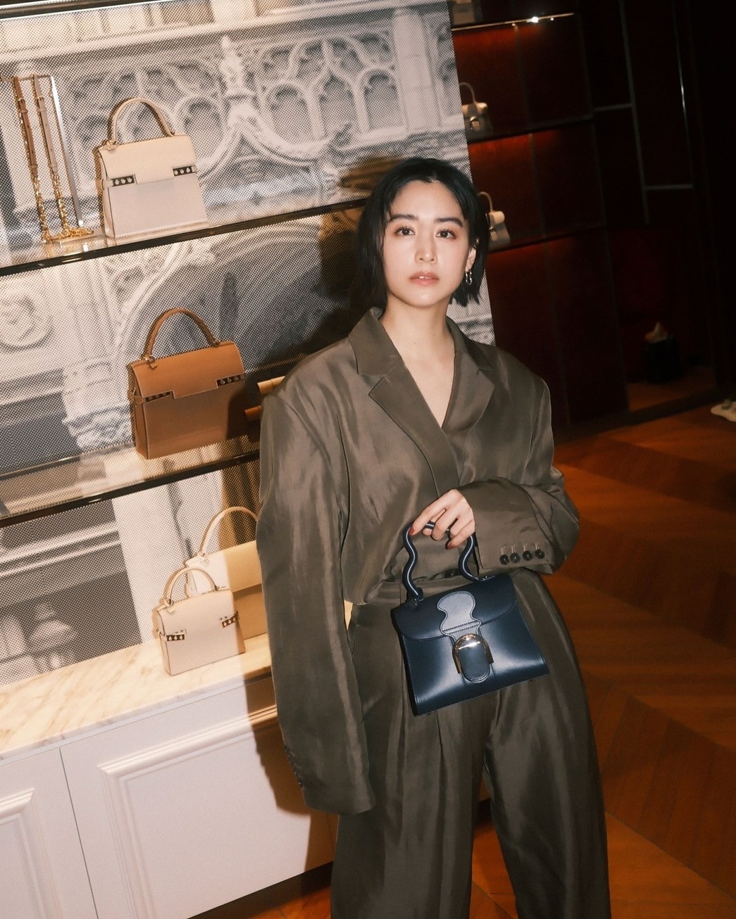 日娱新闻  山本美月  山本美月2月15日ins。DELVAUX 