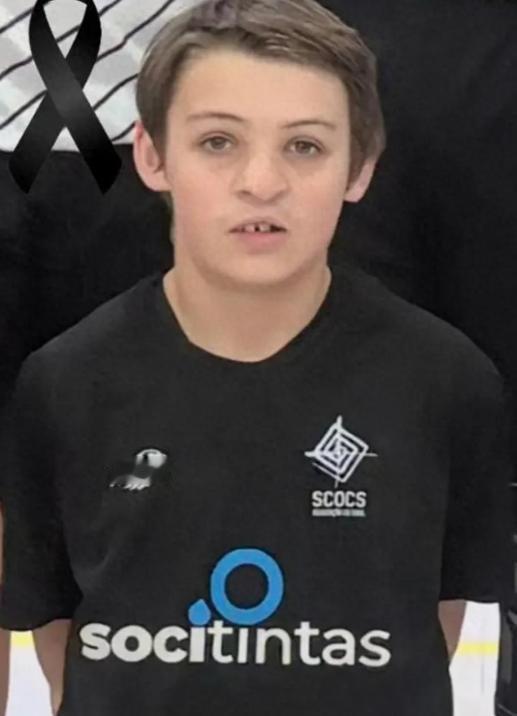 【痛心！英国13岁少年护母遭母亲前男友杀害】英媒报道，13岁英国少年阿尔菲·哈利