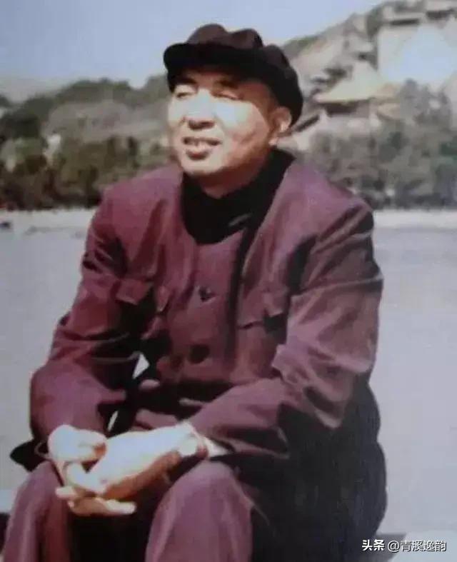 建国后，数名开国元勋联名请求寻找“代号OX”，找到后享18级待遇。
 
这个神秘