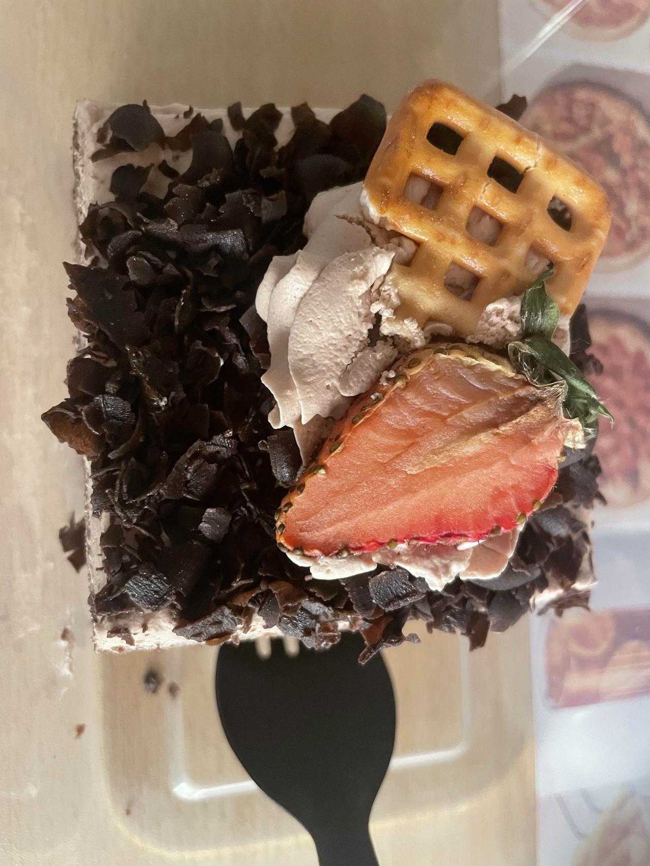 记录我的2026孩子给的蛋糕，说是什么黑森林，怪好吃的