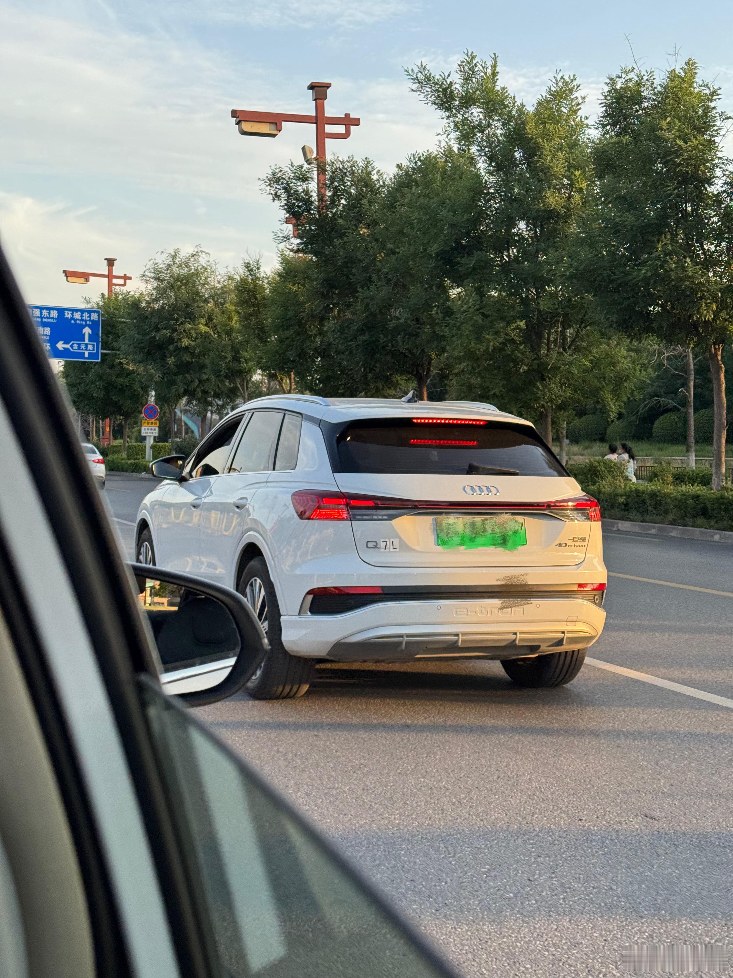 刚刚路上看到的！奥迪Q7L ！这是新款的Q7L吗[吃瓜] ​​​