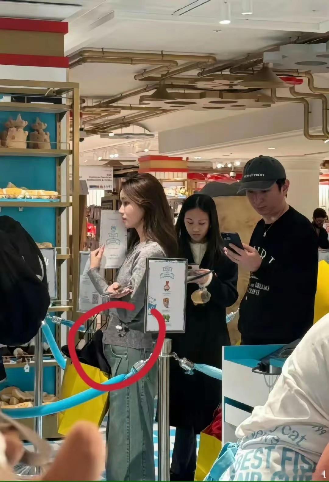 #王思聪女友懒懒疑似怀孕#王思聪一反常态主动拎包，懒懒肚子明显隆起……要是真的，