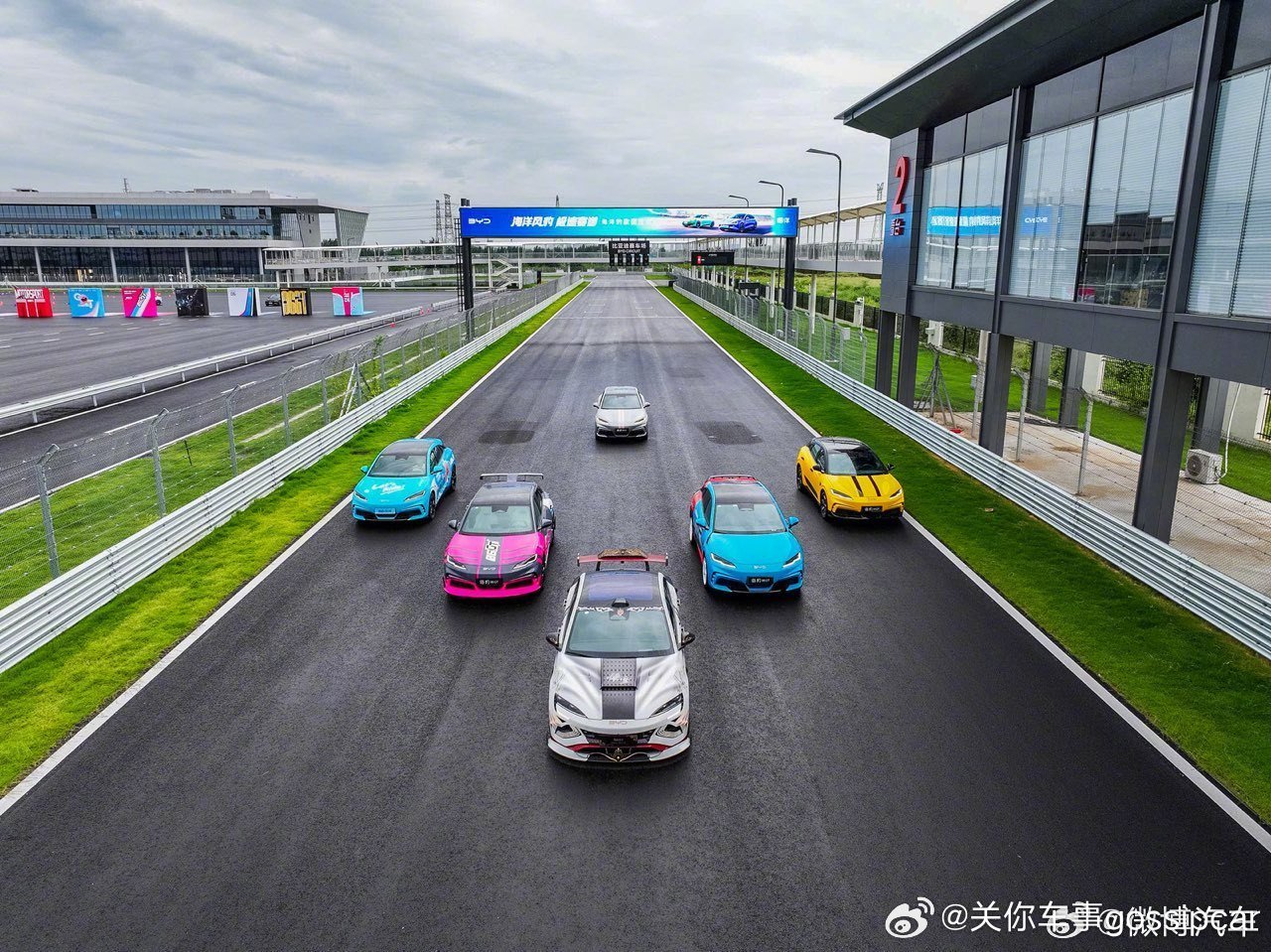 现在比亚迪都在赛道展现自身实力了，最近海豹06GT赛道开燥实力炸场 。我说说这看