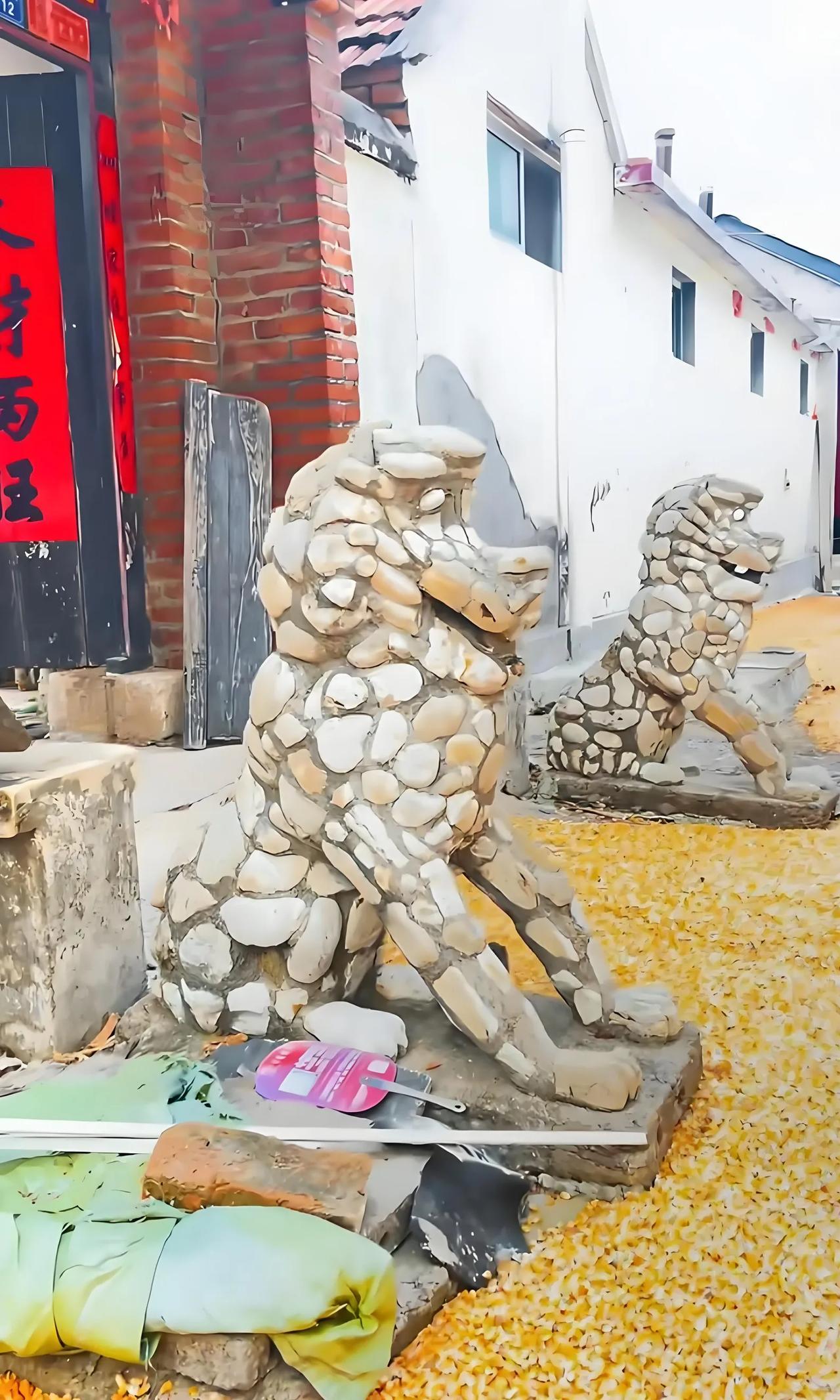 邻居是一位巧手的泥瓦匠，为了省钱在门前亲自做了一对石狮子。栩栩如生的模样引来全村
