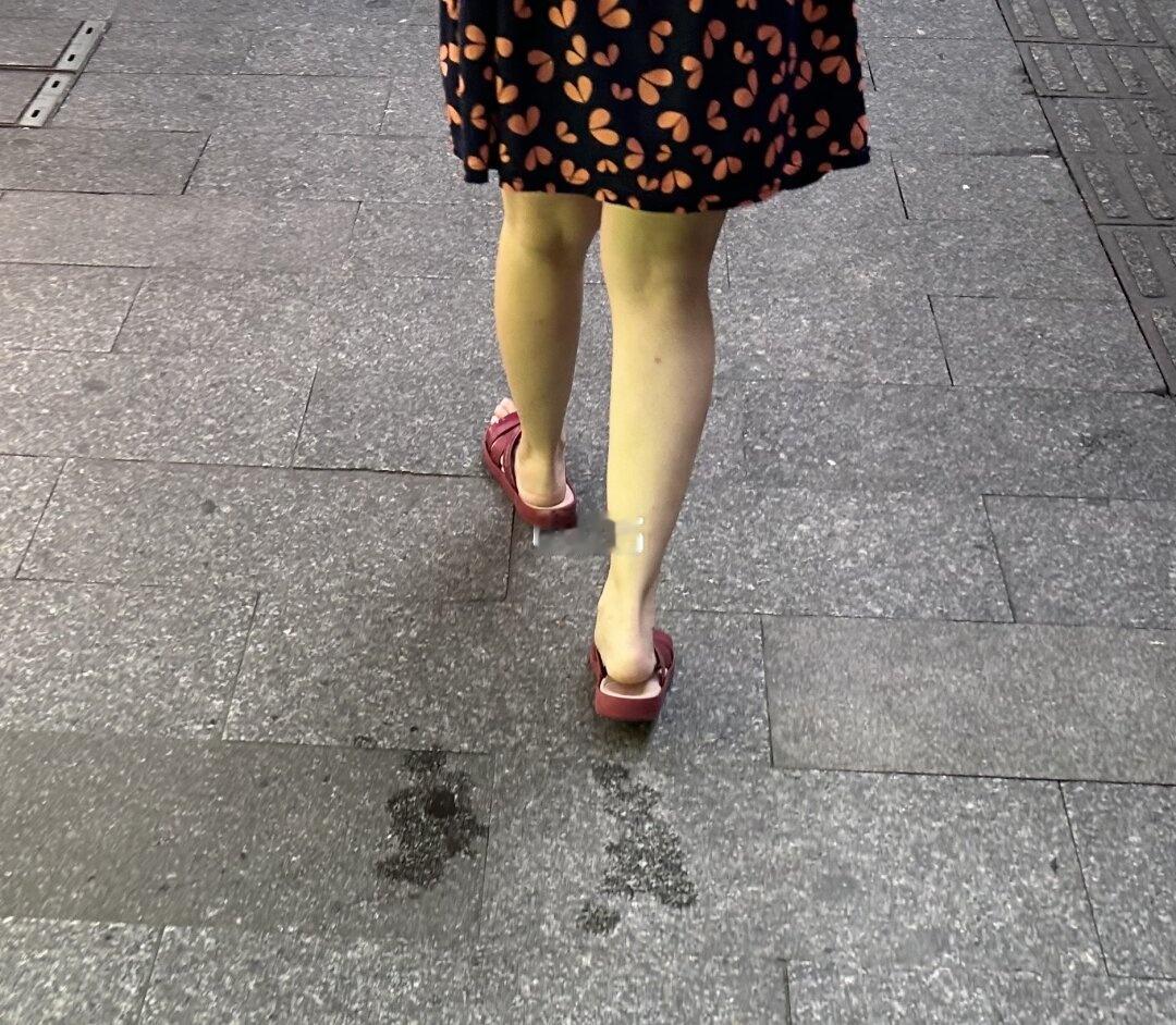 满街都是老广拖
街上穿的拖鞋 穿拖鞋上班 人字拖 光脚不怕穿鞋的 拖鞋 穿上街的