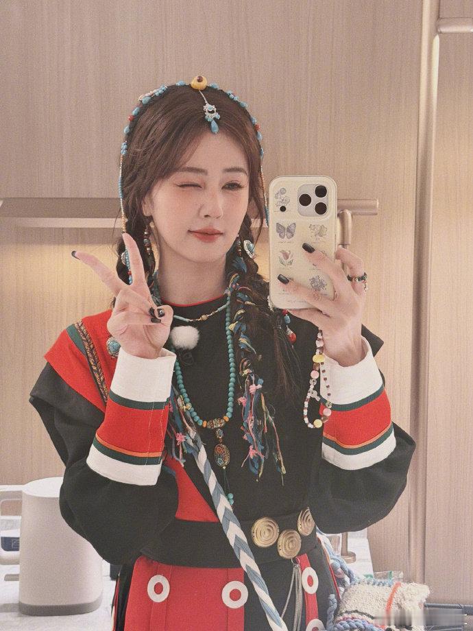 白鹿把毛衣当围脖谁说童年照只能傻白甜？白鹿这波“毛衣当围脖”硬核操作，直接把“潮