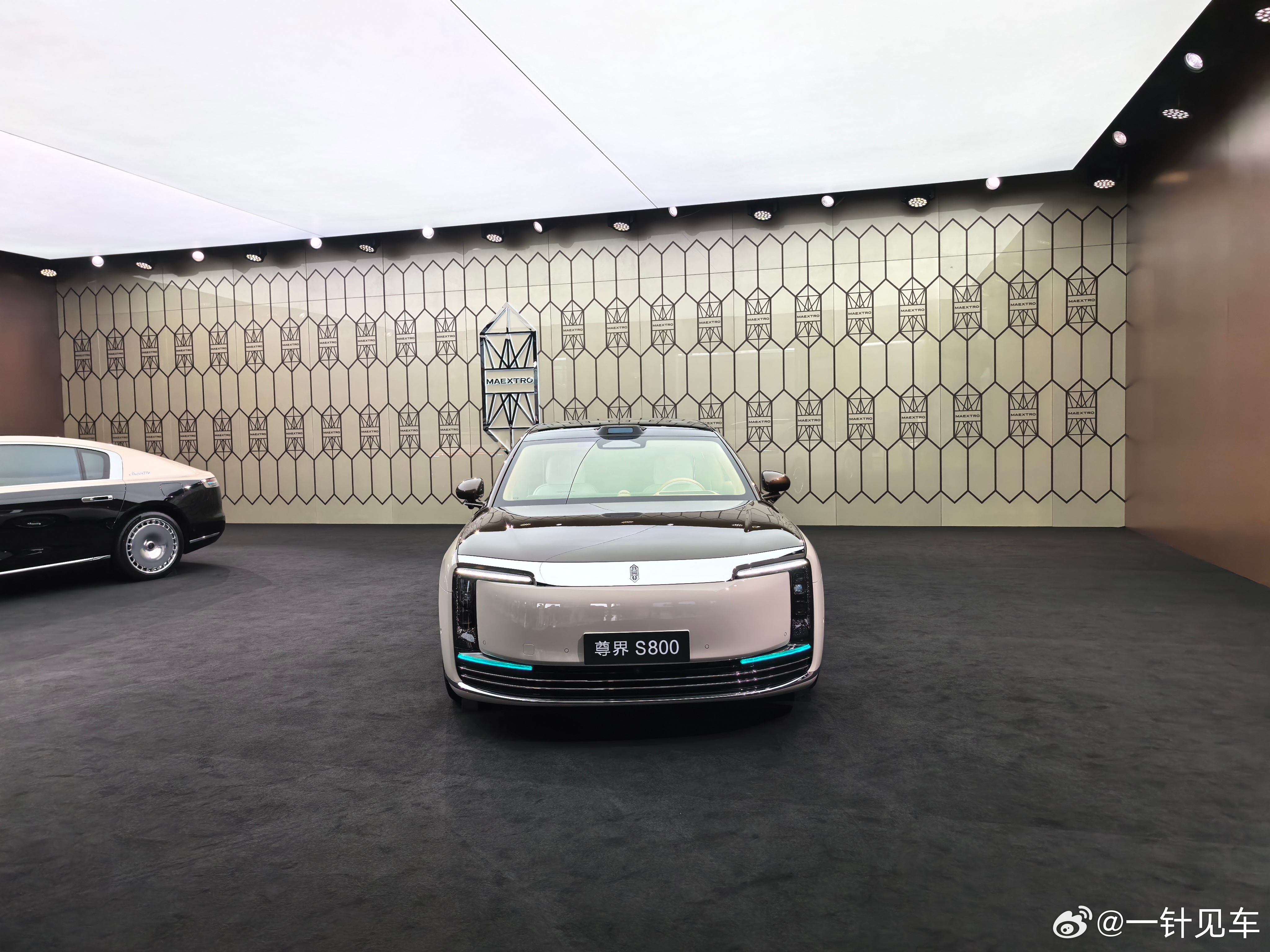 鸿蒙智行技术焕新发布会新一代激光雷达的真容。大家再看看图2，还发现了什么变化吗？