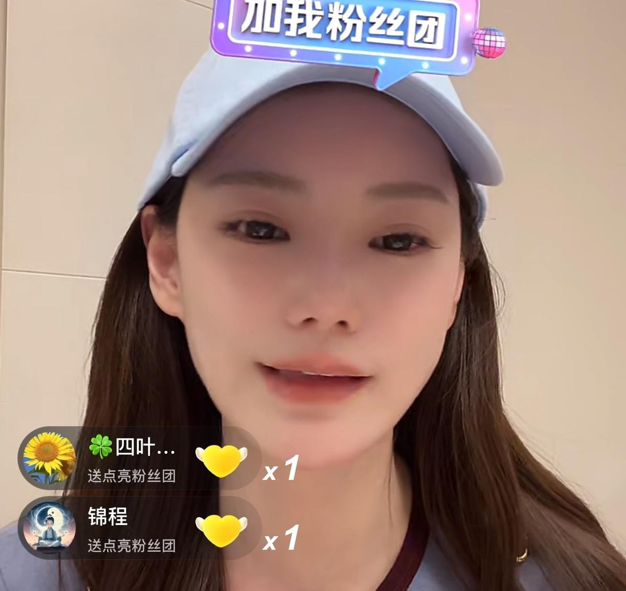 她坐在厨房角落，没去宽敞客厅。戴着棒球帽，脸上涂抹淡妆。有人问起孩子，她说在写作