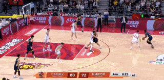 萨拉木抢篮板挥肘打萨姆纳，帅哥脾气也很大，他体格单薄被看得清清楚楚

沙拉木打得